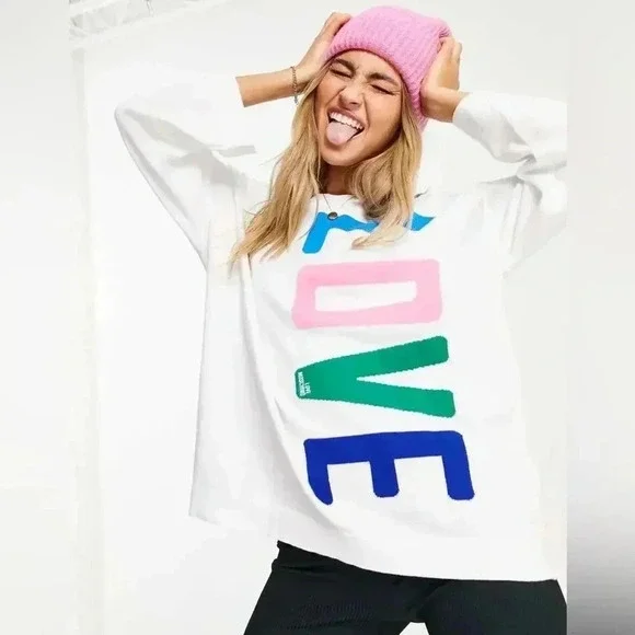 Love Moschino big love logo oversized jumper in white - Picture 2 of 9